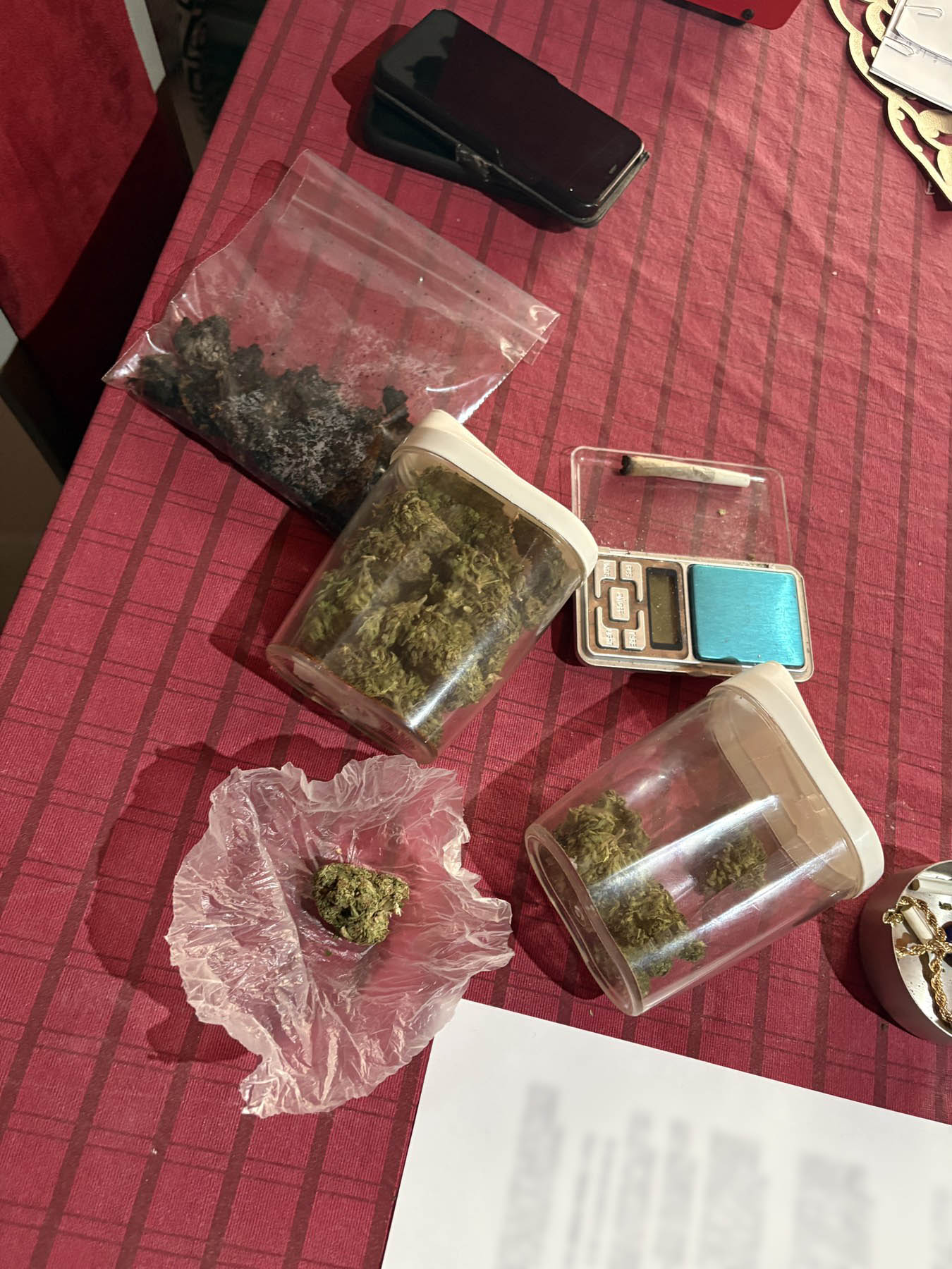 Претреси во скопско, пронајдена дрога, лишени од слобода две лица