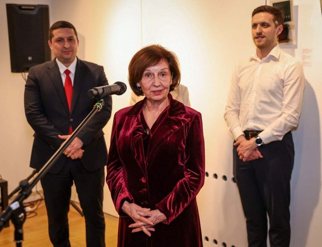 Претседателката Гордана Сиљановска-Давкова ја отвори изложбата „Архивски документи“ на Жанета Вангели во македонскиот КИЦ во Загреб