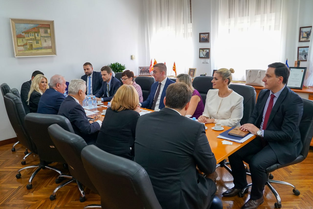 Претседателот на Владата Мицкоски одржа средба со претседателот на Фондација „Мармара”, Република Турција Акан Сувер