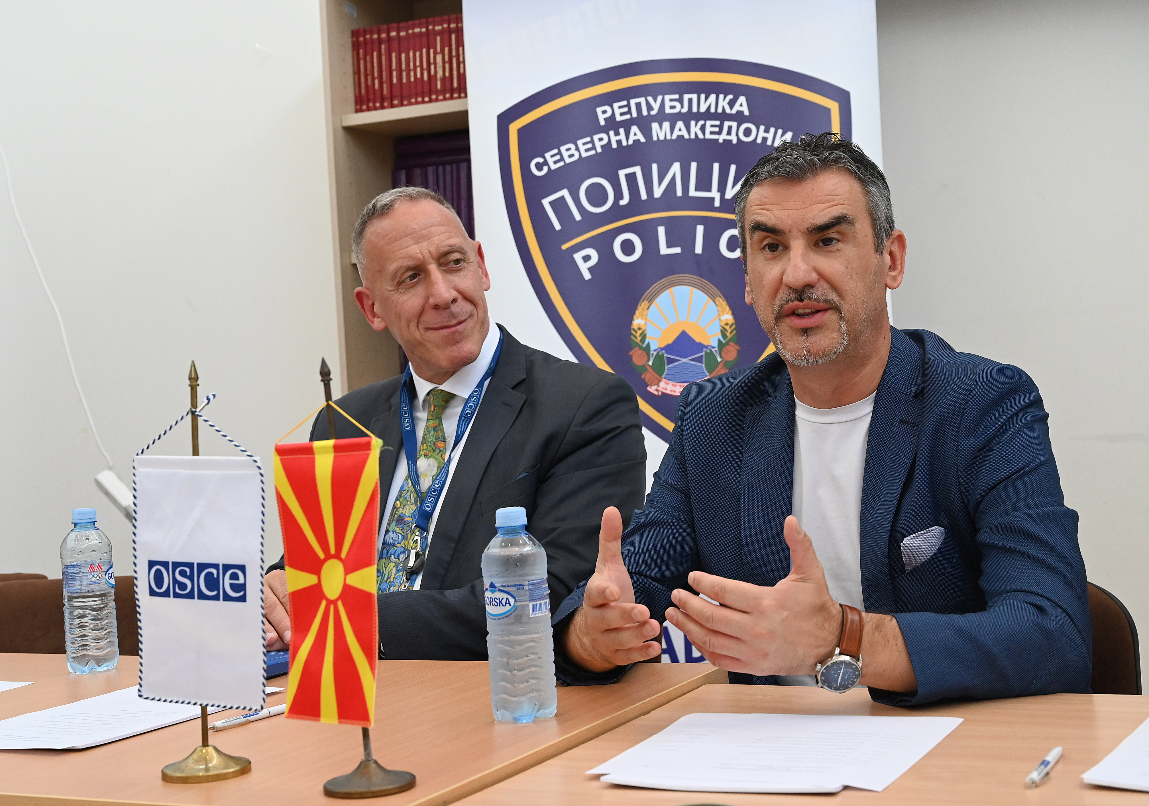 Промоција на огласот за нови полициски службеници меѓу младите Роми во Шуто Оризари