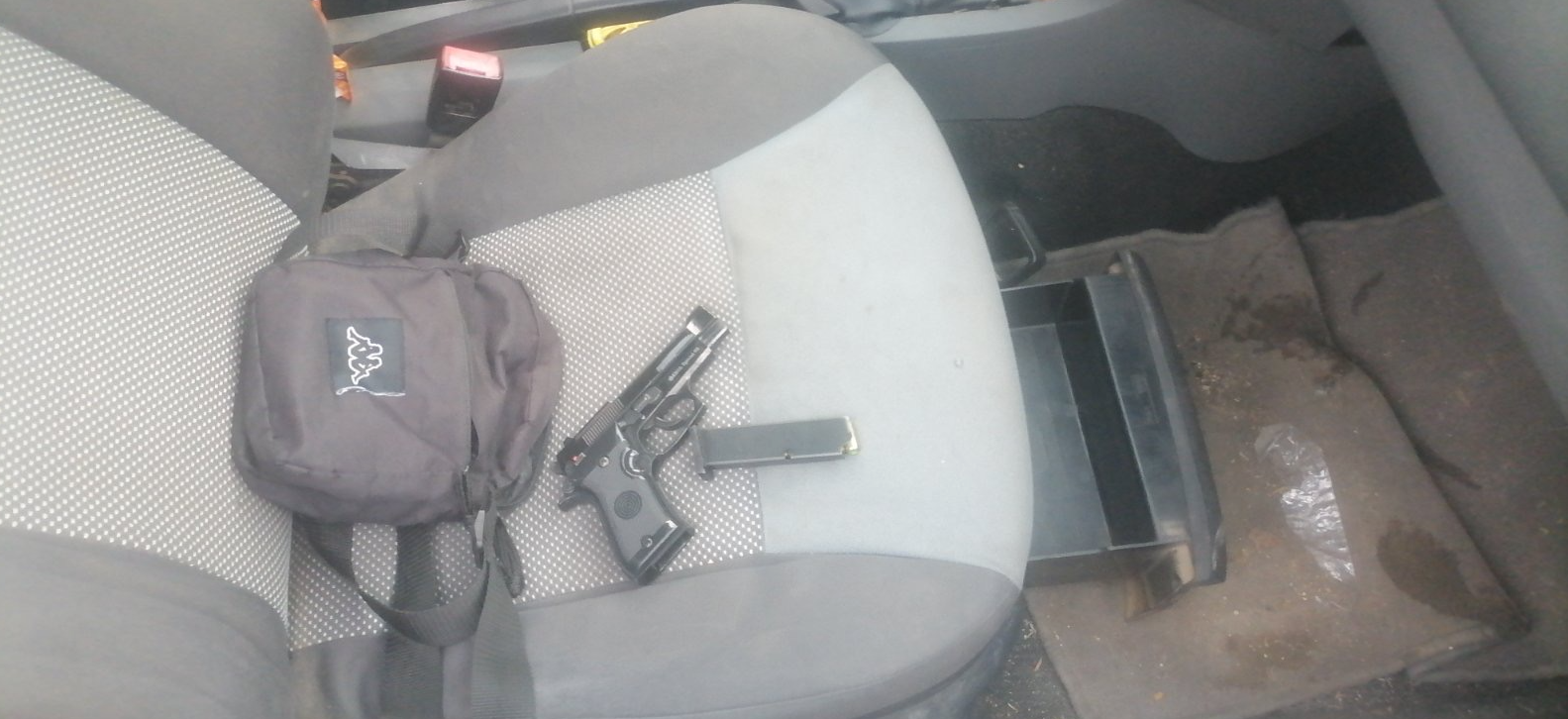 Пронајден пиштол во возило, приведени две лица во Јурумлери