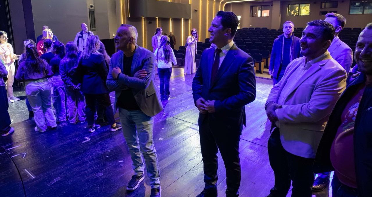 Првиот заменик-претседател на Владата Беким Сали го посети Албанскиот театар по повод Меѓународниот ден на театарот