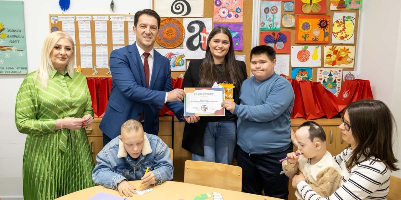 Првиот заменик-претседател на Владата Беким Сали го посети ООУ Ресурсниот центар „Иднина“ по повод Меѓународниот ден на лицата со Даунов синдром