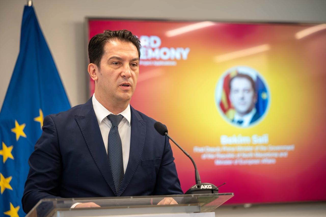 Првиот заменик-претседател на Владата и министер за европски прашања, Беким Сали, денес учествуваше на церемонијата за доделување грантови во рамки на повикот „Зајакнување на јавниот ангажман и комуникацијата на патот кон членство во ЕУ“