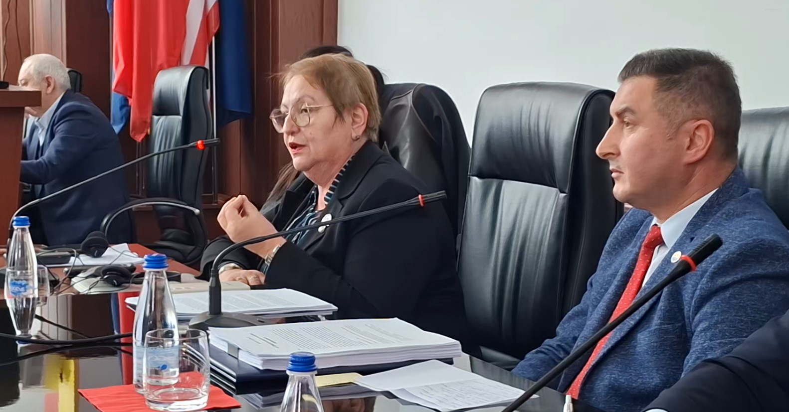 Со наставниот кадар од Универзитетот во Тетово и Универзитетот на Југоисточна Еврпа се одржа шестата јавна дебата за новиот Предлог закон за високо образование