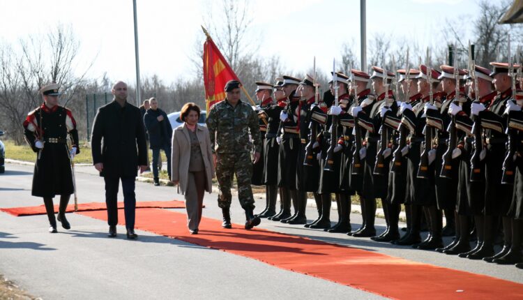 Сиљановска-Давкова, Мисајловски и Лафчиски предновогодишно со македонските мировници и нивните семејства: горди сме на нашата Армија