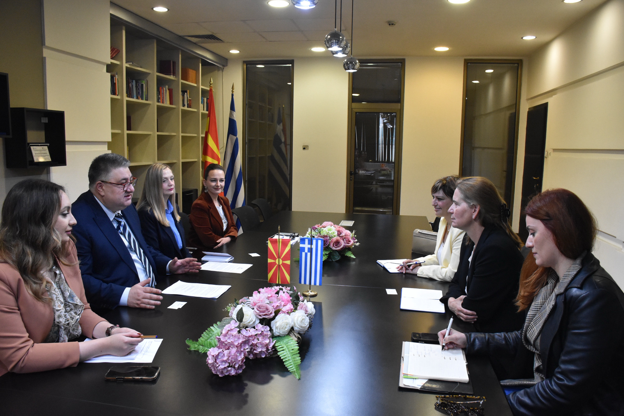 Средба на министерот Минчев со амбасадорката на Грција Филипиду: фокус на јакнење на капацитетите за стручно усовршување