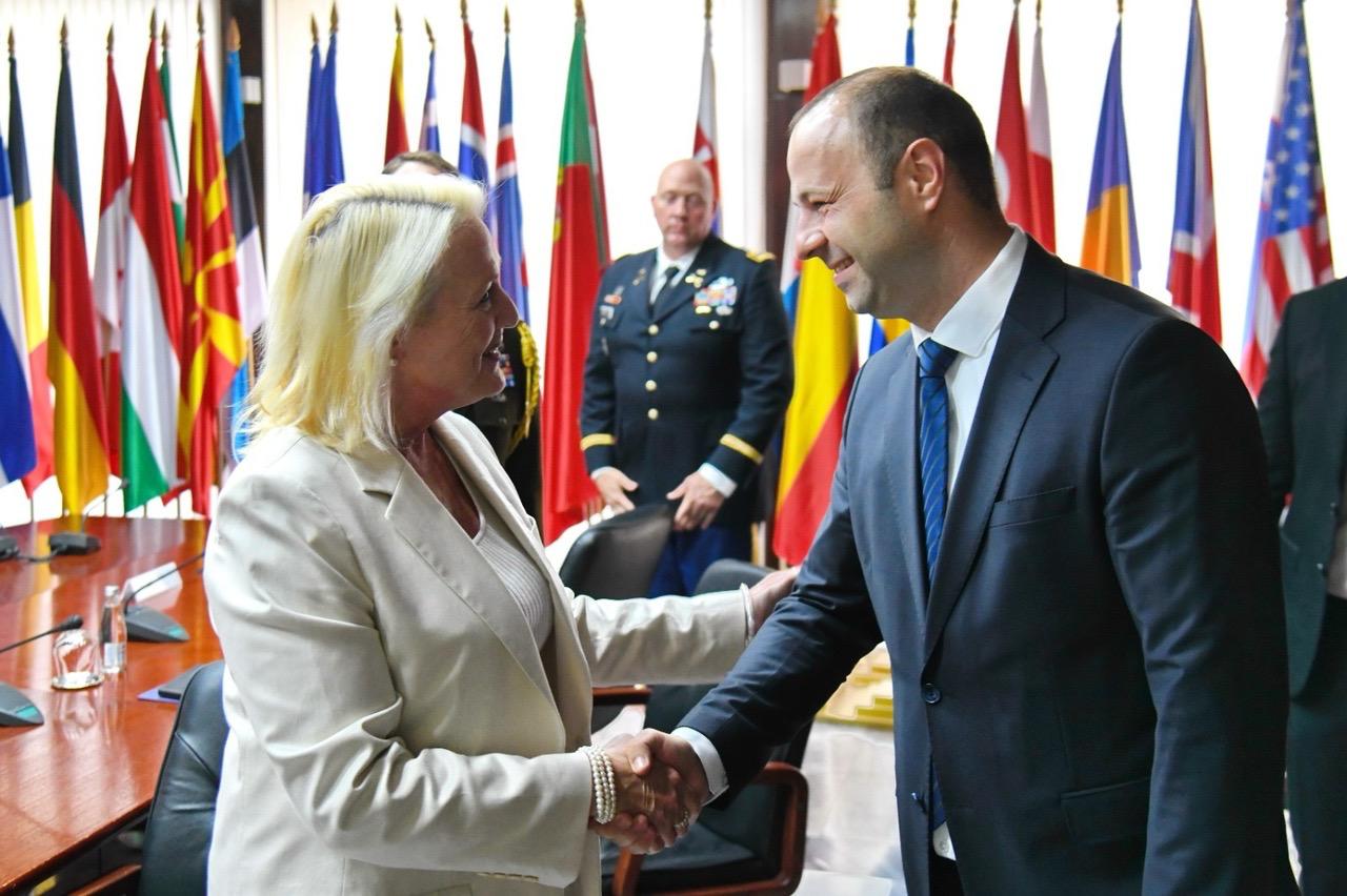 Средба на министерот Мисајловски со американската амбасадорка Агелер и одбранбеното аташе полковник Сквајерс: Нашето стратешко партнерство ќе продолжи со засилен интензитет