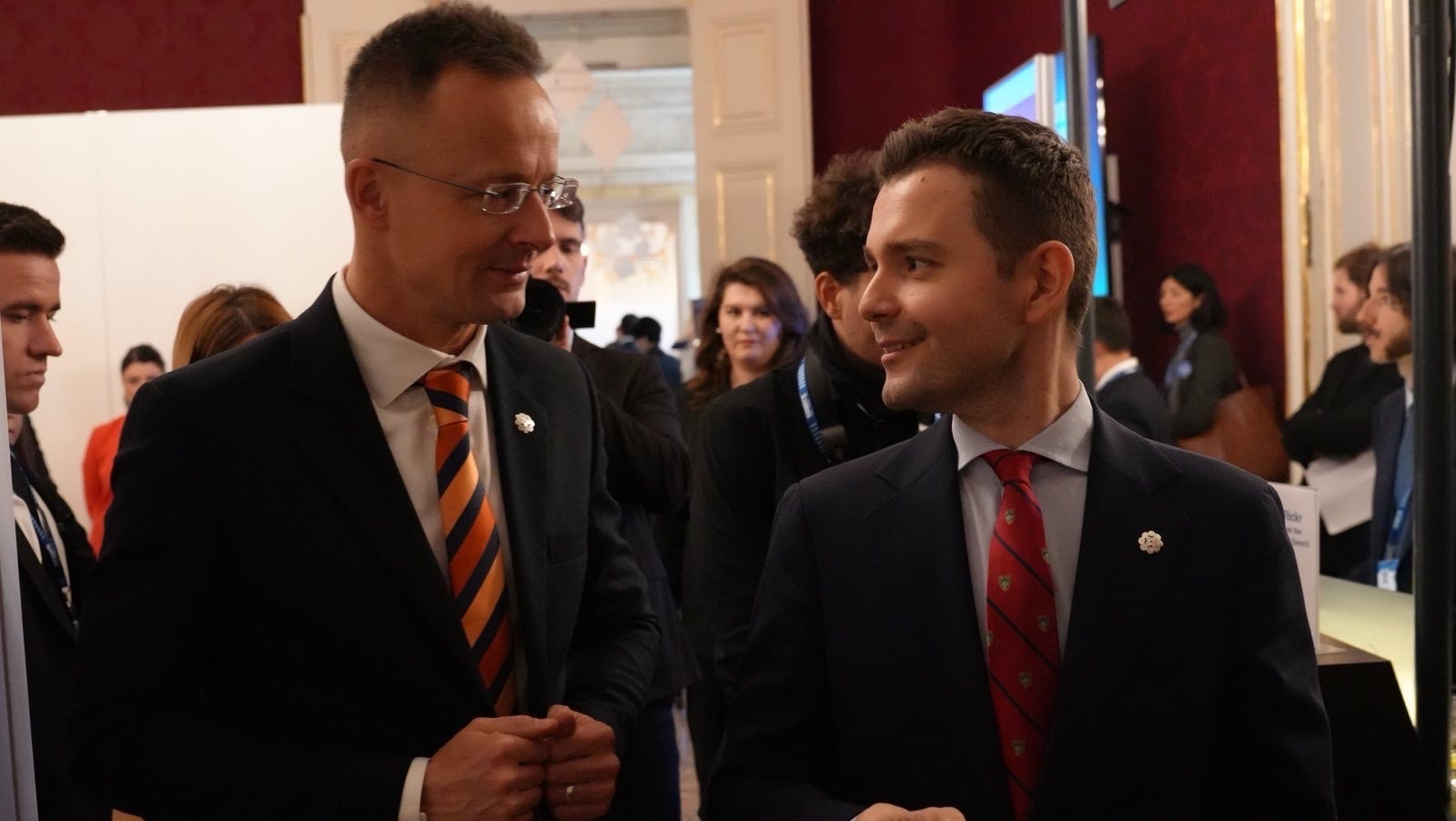 Средба на министерот Муцунски со унгарскиот министер за надворешни работи и трговија, Петер Сијарто, во Виена