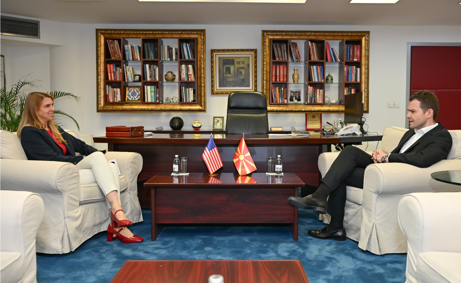 Средба на министерот Муцунски со вршителот на должноста амбасадор на САД, Никол Варнес