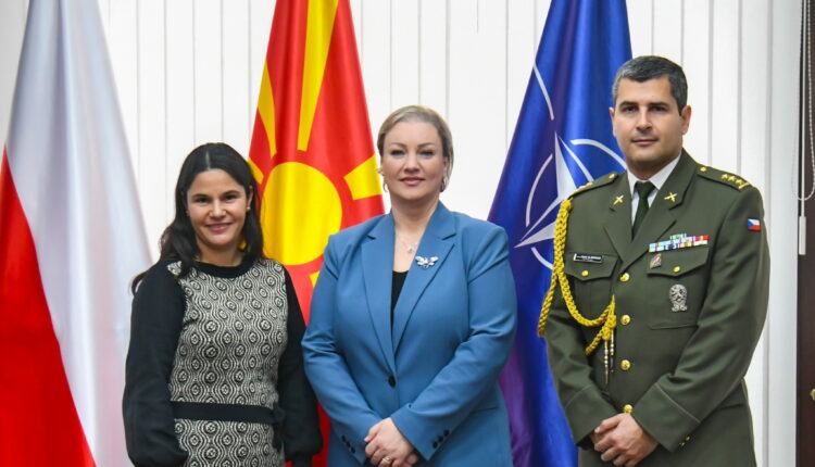 Средба на заменик министерката Елфет Исмаили со заменик амбсадорката на Чешката Република Вотавова и одбранбеното аташе Ал-Мадаги