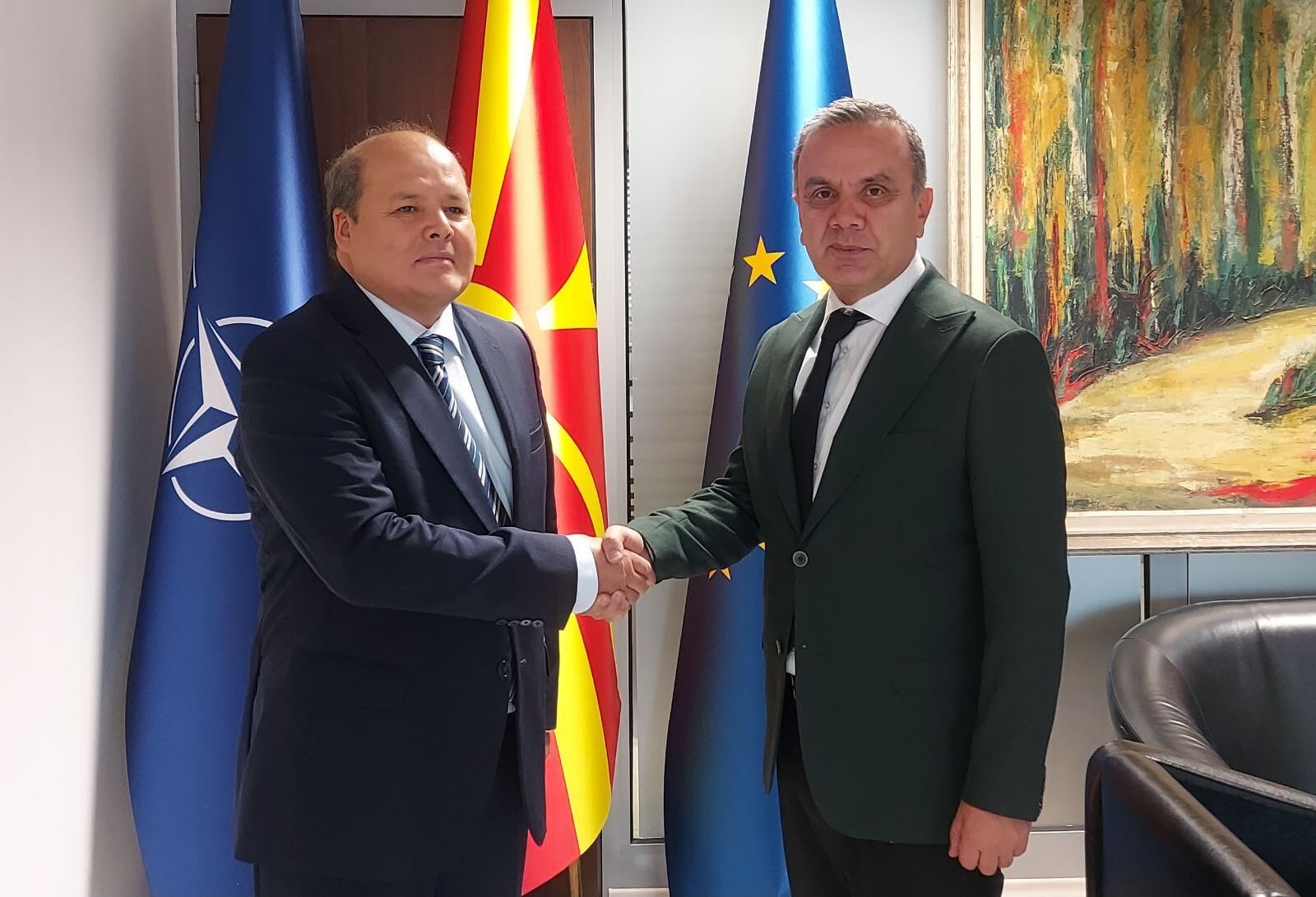 Заменик-министерот за надворешни работи и надворешна трговија, Зоран Димитровски, оствари работна средба со вонредниот и ополномоштен амбасадор на Република Казахстан, Сатибалди Буршаков.