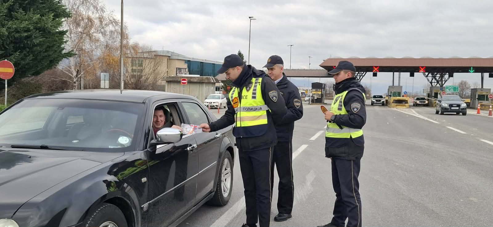 „Стави појас“, „Не зборувај на мобилен додека возиш“, „Користи зимска опрема“ и „Возете безбедно со технички исправно возило“, превентивни активности на СВР Скопје и СВР Тетово за безбеден сообраќај