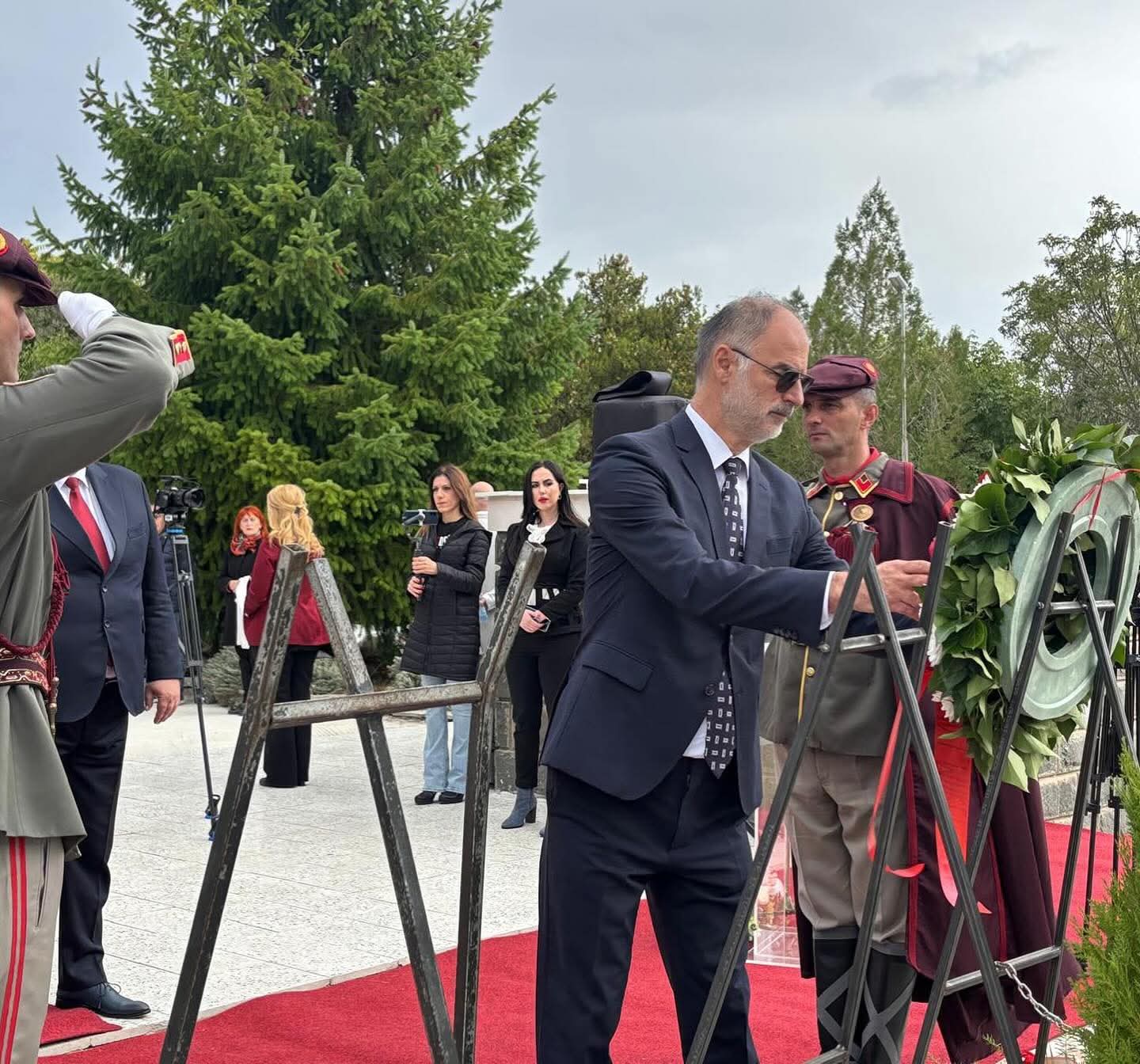 Стоилковиќ ја предводеше делегацијата која одаде почит пред Спомен-костурницата во Куманово