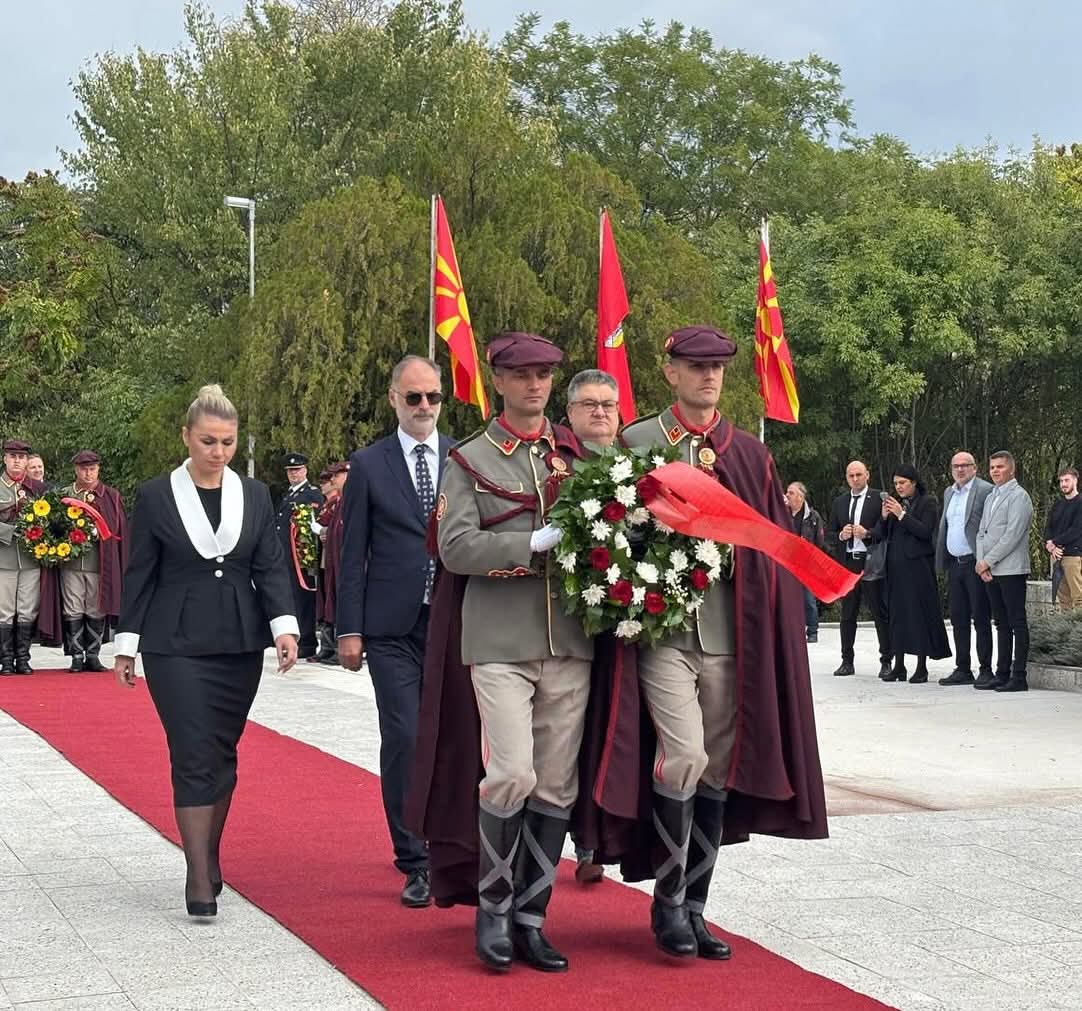 Стоилковиќ ја предводеше делегацијата која одаде почит пред Спомен-костурницата во Куманово