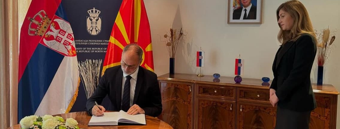 Стоилковиќ се потпиша во книгата на жалост отворена во Амбасадата на Р Србија