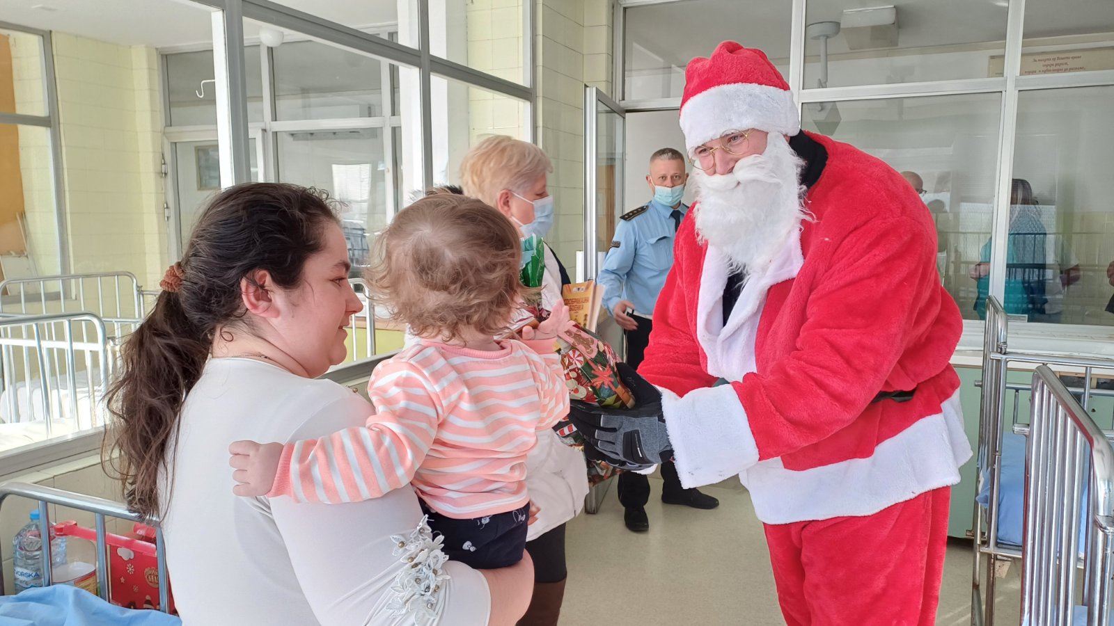 СВР Велес со новогодишни пакетчиња за најмладите и превентивни активности во Штип, Тетово и на Граничниот премин Делчево за безбеден сообраќај и спречување на употребата на пиротехнички средства   