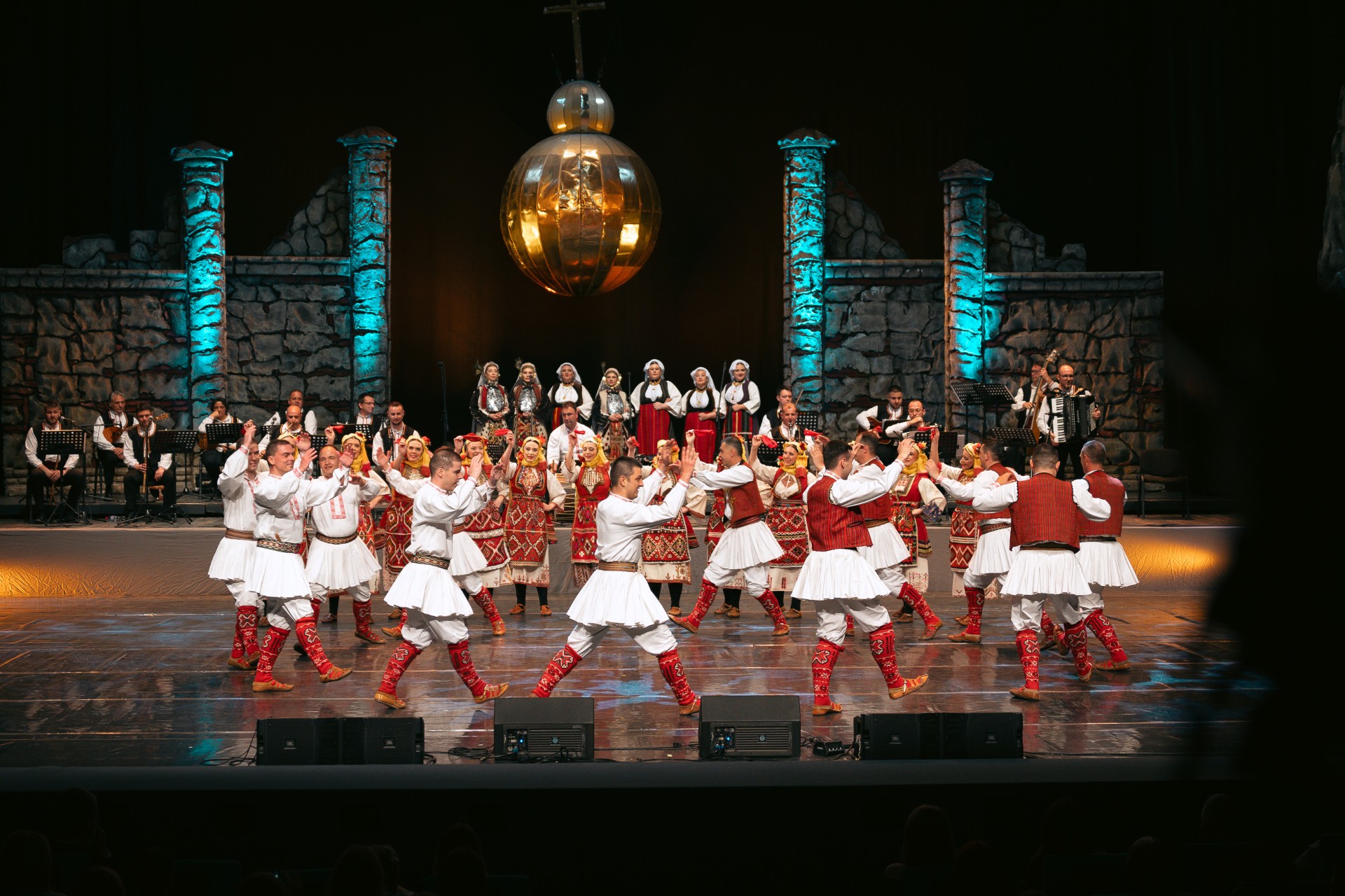 „Танец“ со „Изворни минијатури“ – волшебно враќање кон корените на македонската традиција 