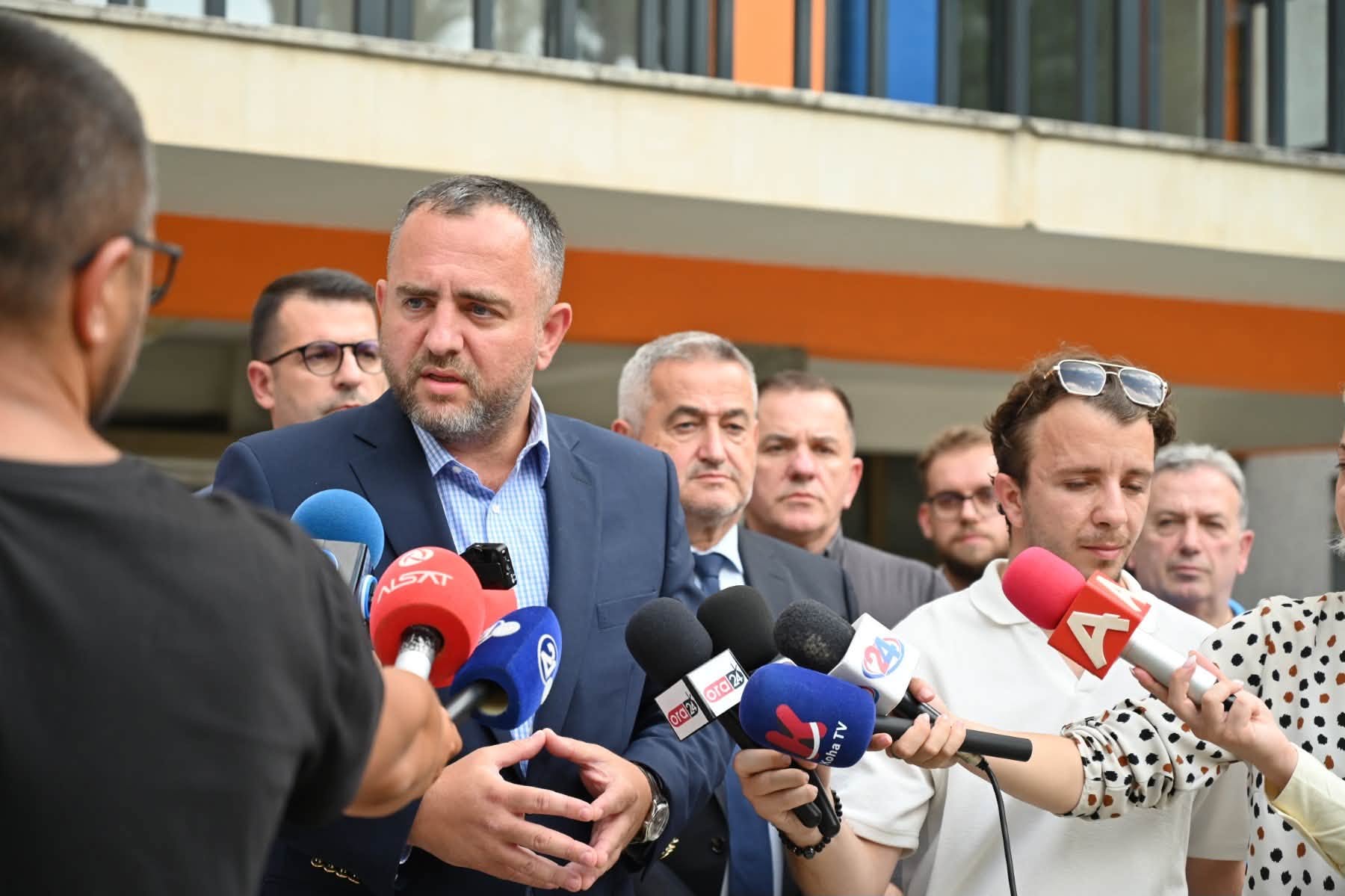 Тошковски во Гостивар: Државата ги стави во функција сите капацитети за надминување на кризата, случајот целосно ќе се расчисти и одговорност ќе има
