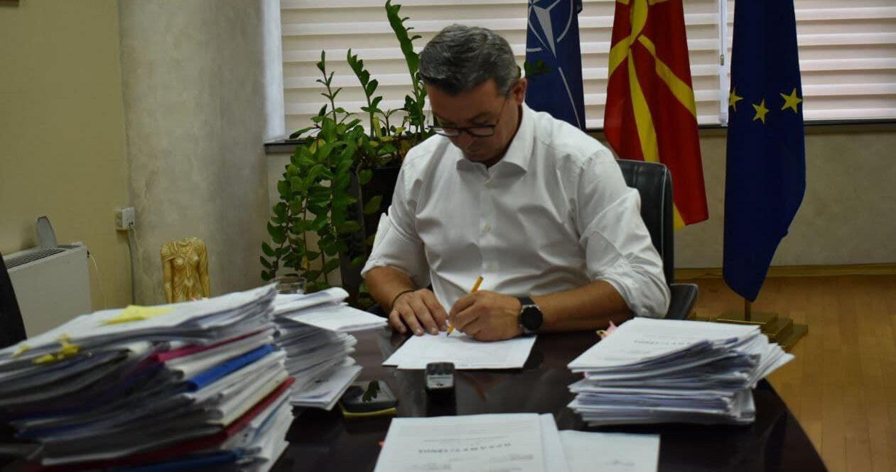 Трипуновски: Ги потпишав сите заостанати договори и документи во Министерството