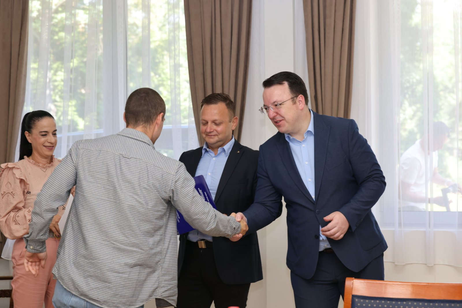 Вицепремиерот Николоски и директорот на АЦВ Стојаноски, ги врачија првите уверенијата за кандидати за пилоти. Време е да создадеме нов кадар за потребите на државатa и авиосекторот