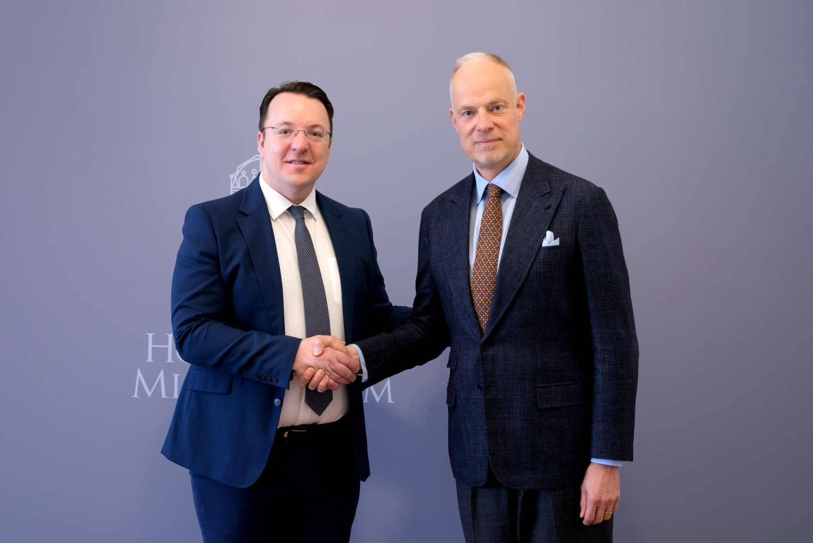 Вицепремиерот Николоски на средба со министерот за одбрана на Унгарија, Кристов Залаи Бобровницки. Фокус на разговорите - партнерството во НАТО алијансата и соработка во одбранбениот сектор