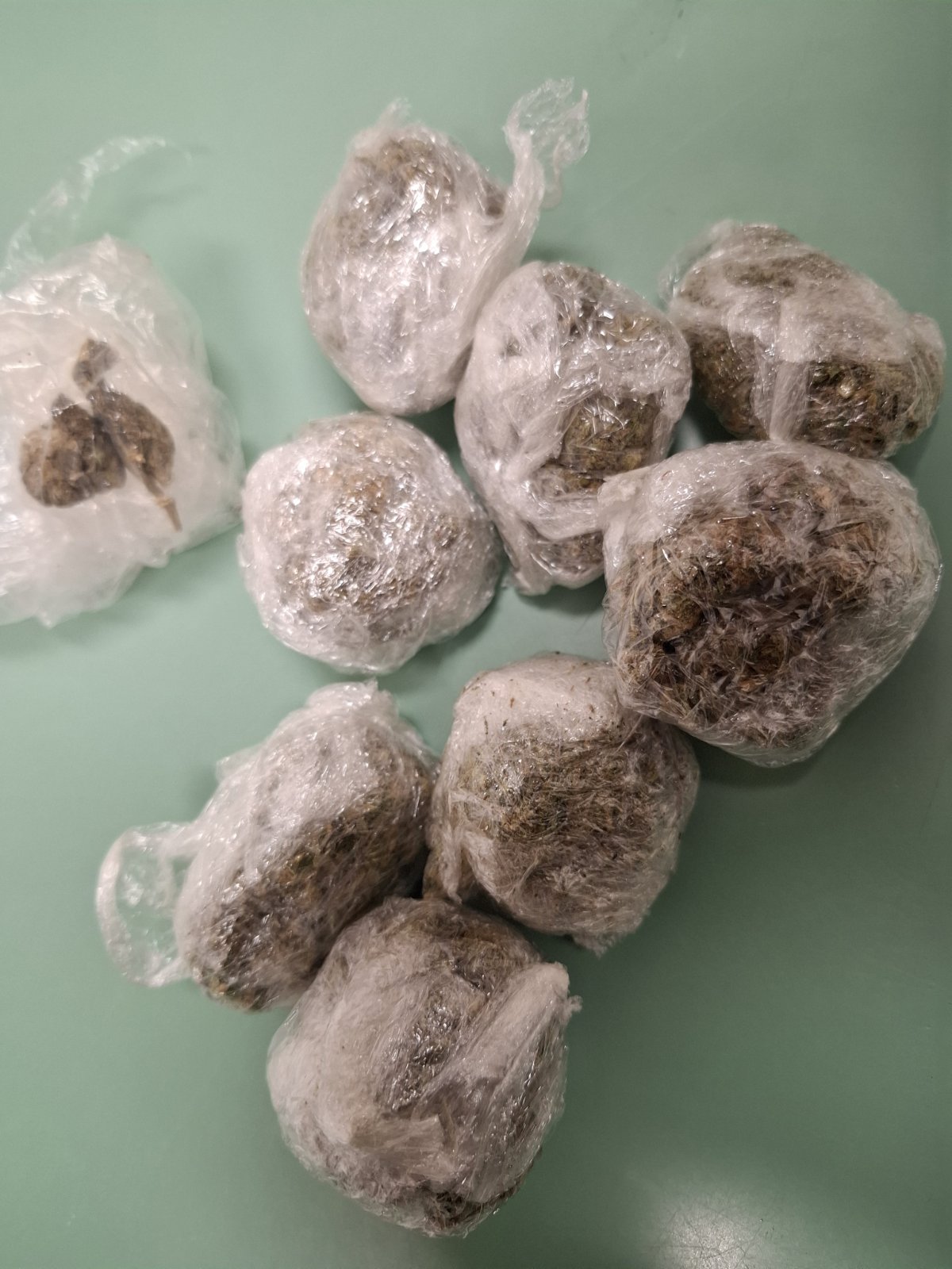 Во Радовиш и радовишко лишени од слобода дилер и четворица корисници, пронајдена е марихуана, следуваат соодветни пријави 