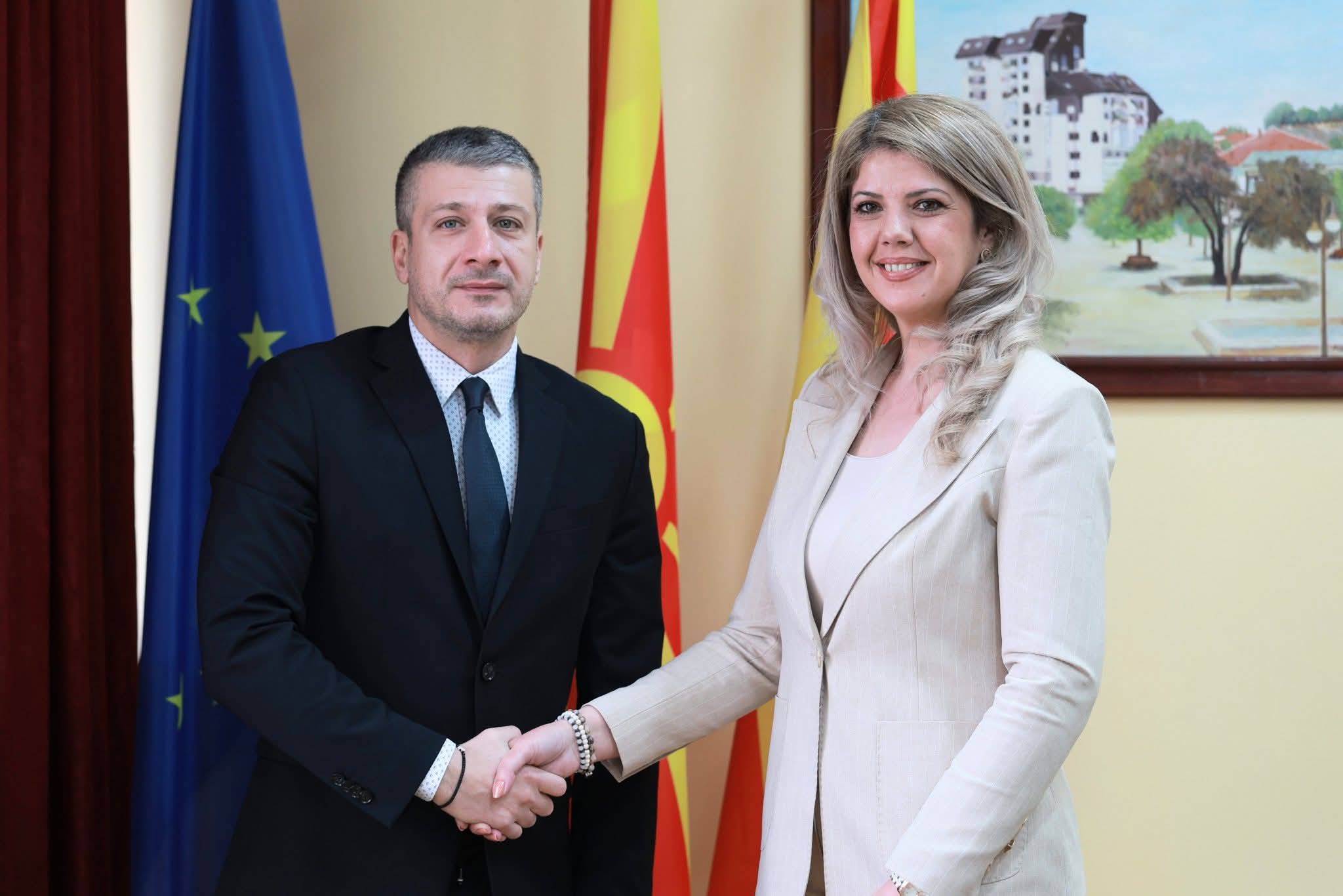 Во рамки на теренските активности, министерот за локална самоуправа, Златко Перински, оствари работна средба со градоначалничката на Општина Неготино, Марија Нацева