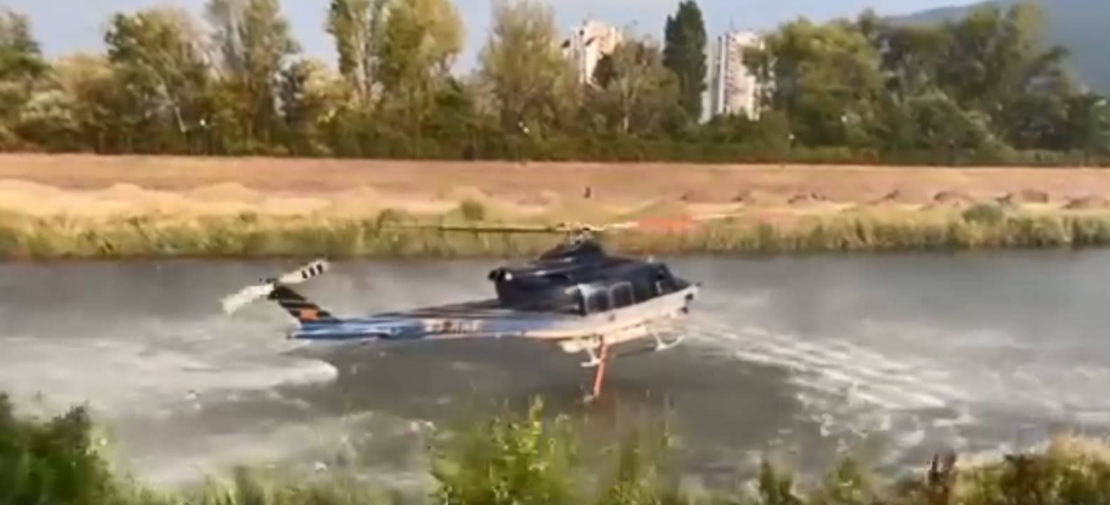 Во седум налети хеликоптерот на МВР исфрли 10 тони вода