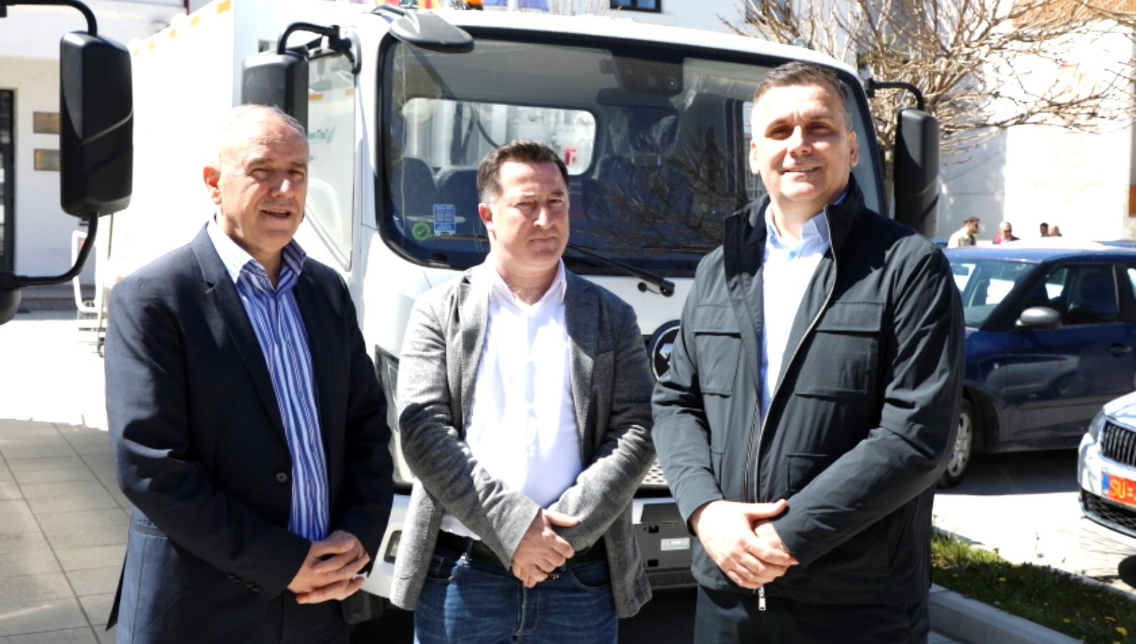 Хоџа: Нова опрема за отпад во Струга и засилени инвестиции во инфраструктурата