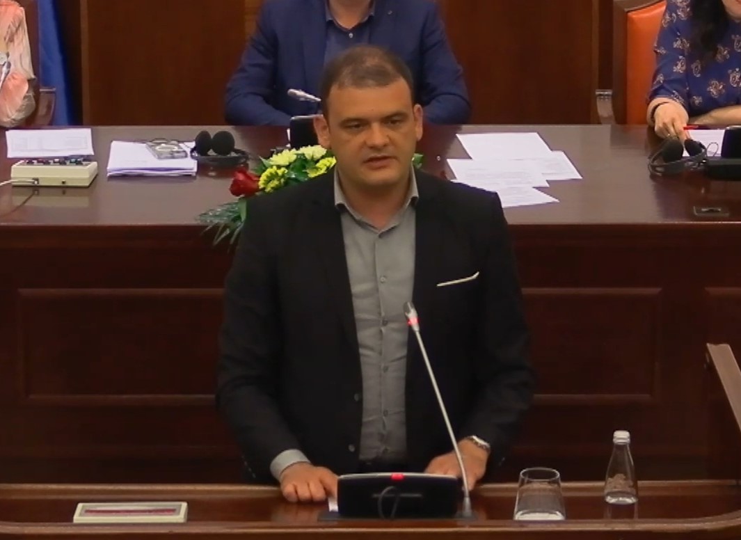 Законите за судска и јавнообвинителска служба поминаа во прво читање на Комисијата за политички систем и односи меѓу заедниците и на Законодавно-правната комисија, следуваат јавни расправи