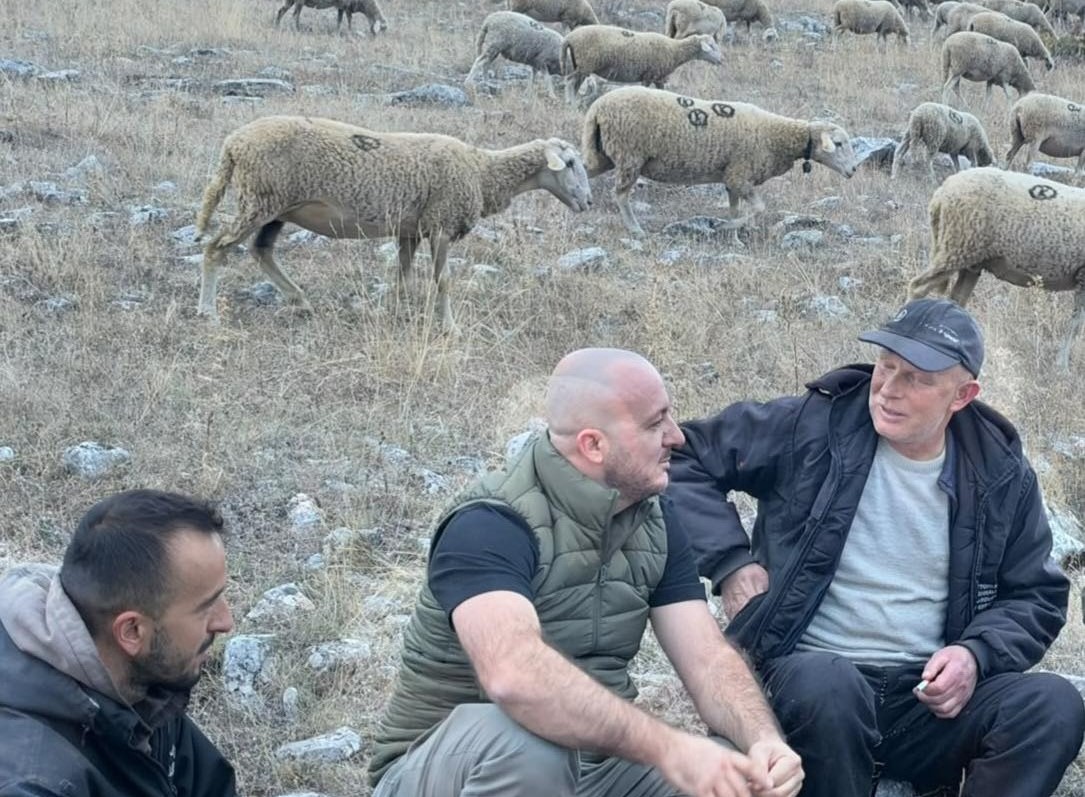 Заменик-министерот Хоџа ја посети фармата на семејството Нухија во Гургурница, со 900 овци и сертифицирано органско производство