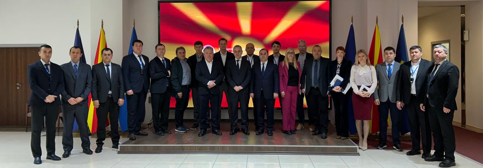 Заменик-министерот за надворешни работи и надворешна трговија, Зоран Димитровски, денеска во просториите на Министерството прими висока владина делегација од Република Узбекистан, во рамки на нивната студиска посета на нашата земја.