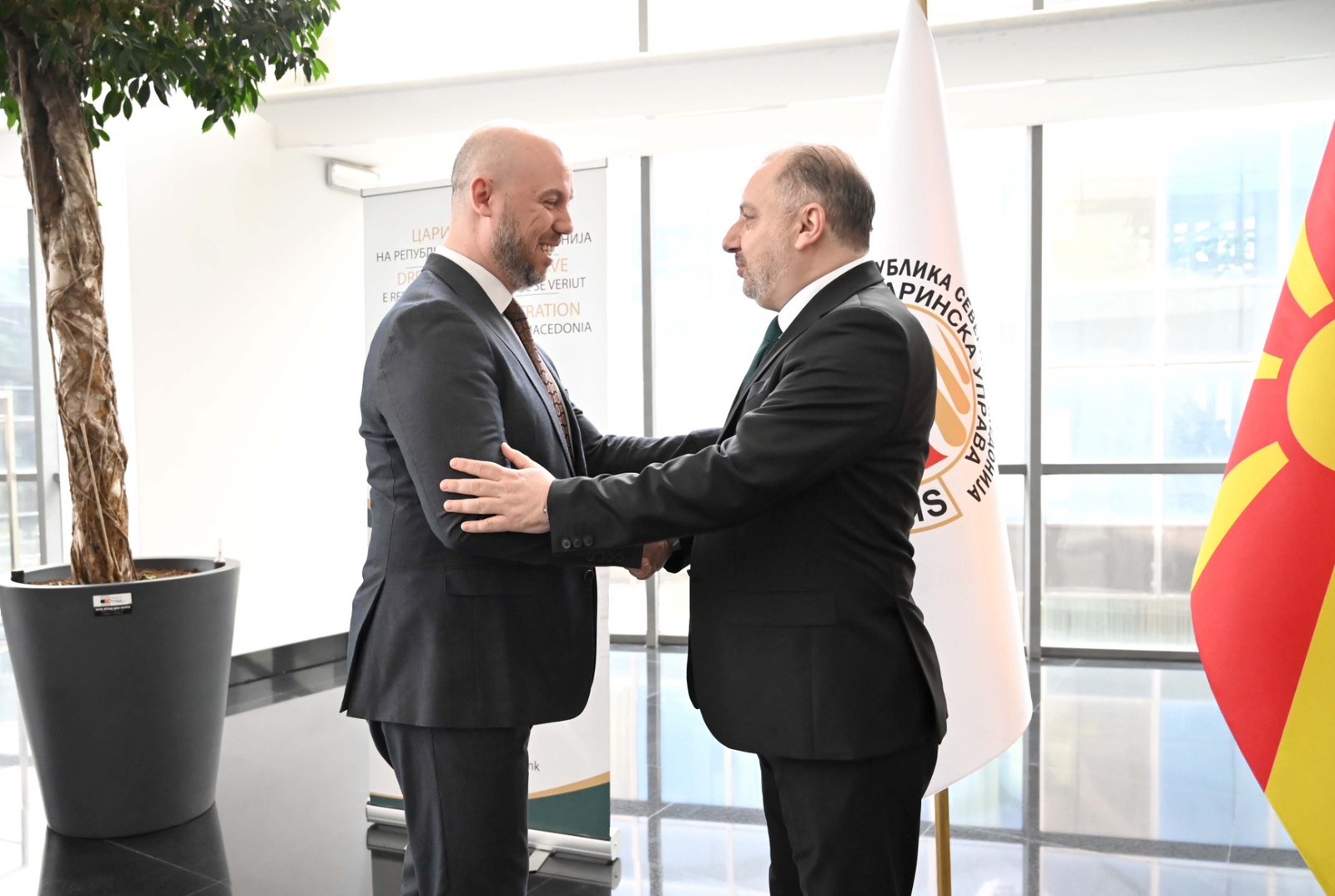 Заменик министерот за внатрешни работи Исени и Директорот на Бирото за јавна безбедност Јаневприсуствуваа на одбележувањето на 34 години Царинска управа