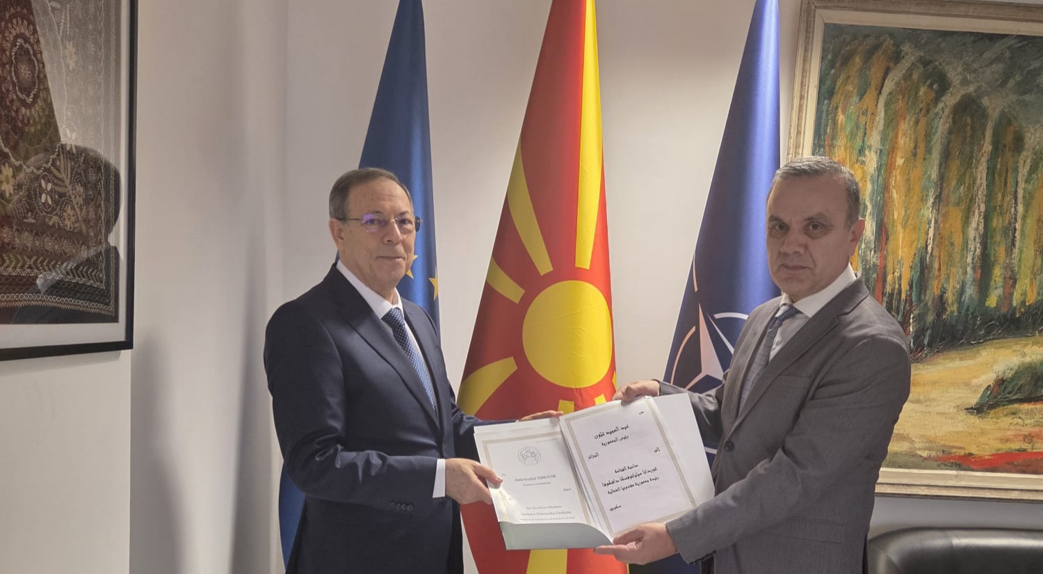 Заменик министерот за надворешни работи и надворешна трговија, Зоран Димитровски ги прими копиите од акредитивните писма на новоименуваниот вонреден и ополномоштен амбасадор на Народна Демократска Република Алжир, Абделмаџид Наамун