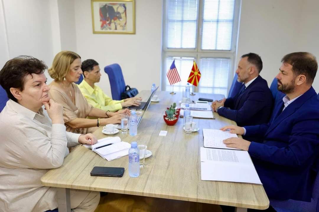 Заменик на претседателот на Владата на Република Северна Македонија, задолжен за добро владеење, Арбен Фетаи на средба со истражувачкиот тим на  Стејт департментот на САД