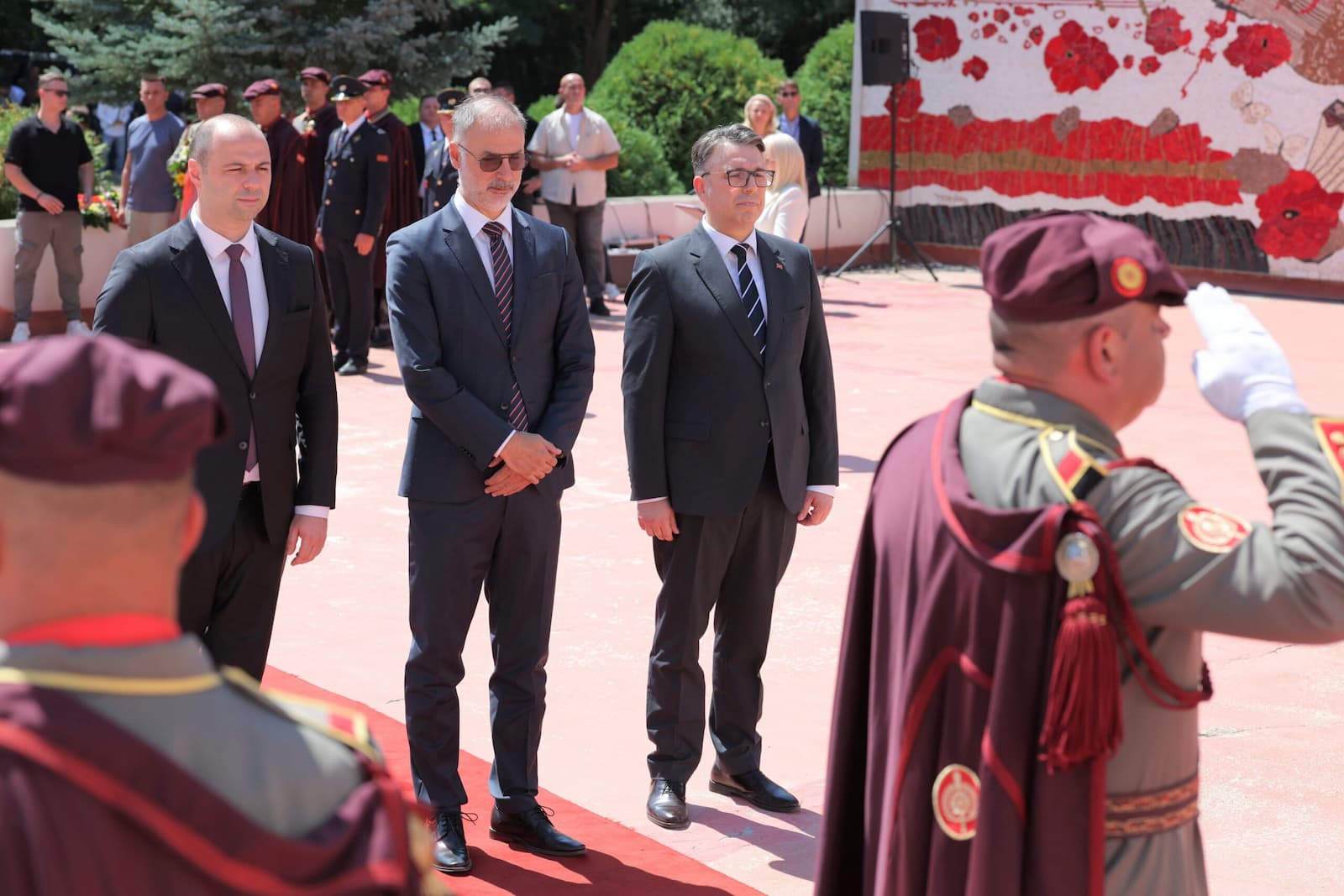 Заменик-претседателот и министер Стоилковиќ оддаде почит пред спомен-обележјето во Меморијалниот центар АСНОМ во Пелинце