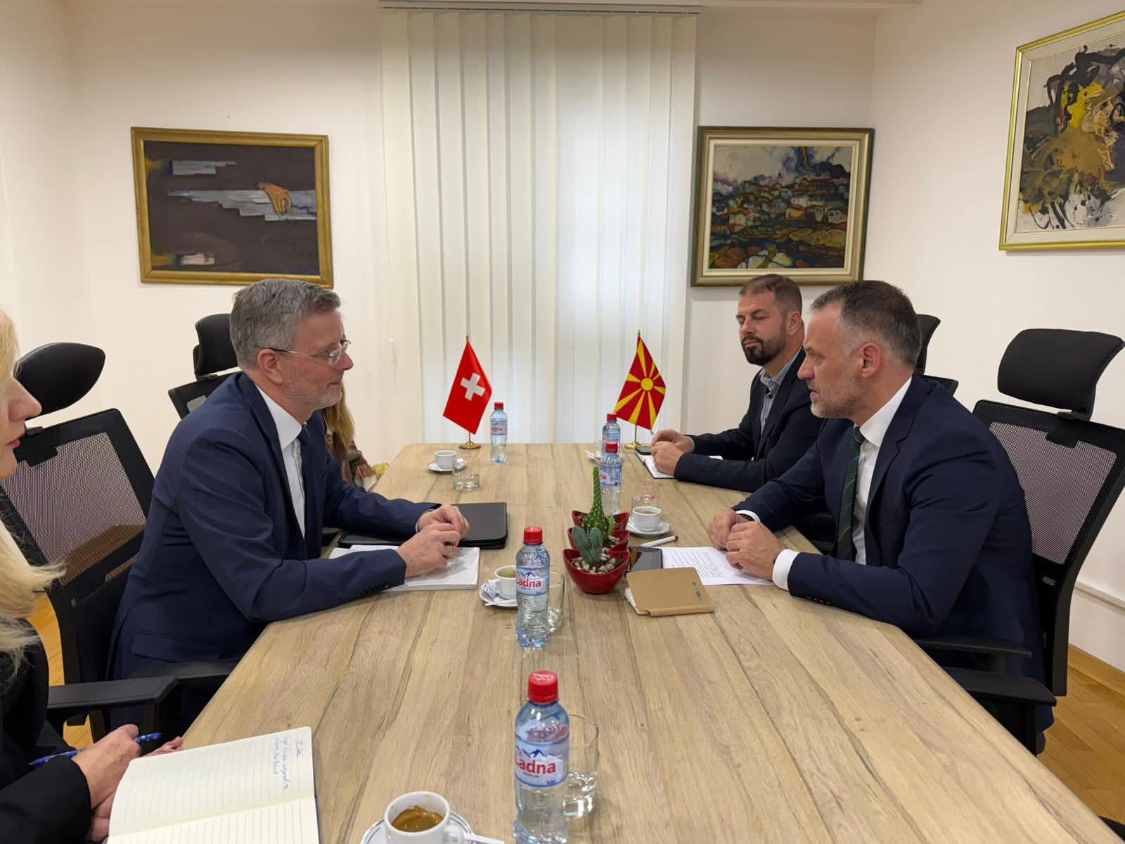 Заменик претседателот на Владата Фетаи на средба со швајцарскиот амбасадор Сомер