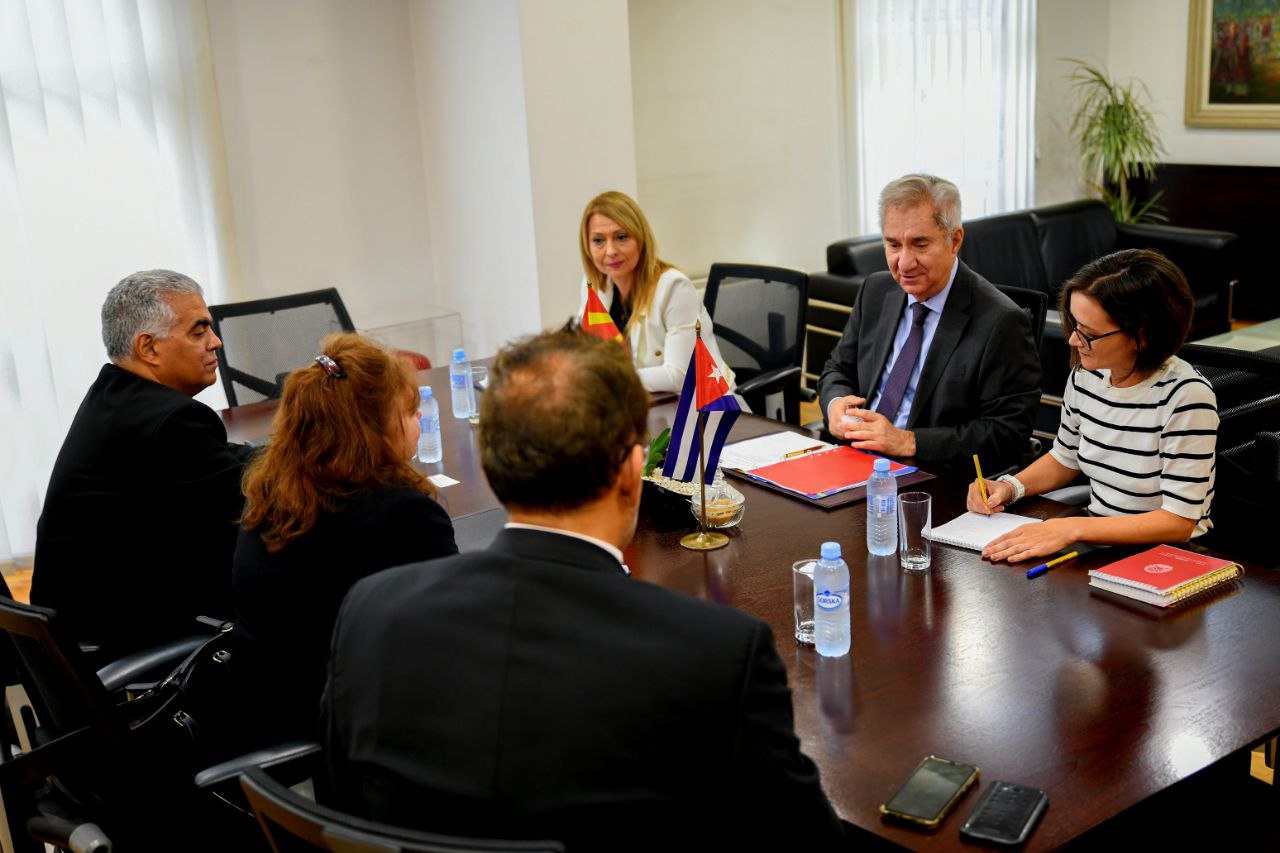 Заменик претседателот на Владата задолжен за политички систем, Димовски со нерезидентниот амбасадор на Куба, Н.Е. Мариета Гарсија Хордан
