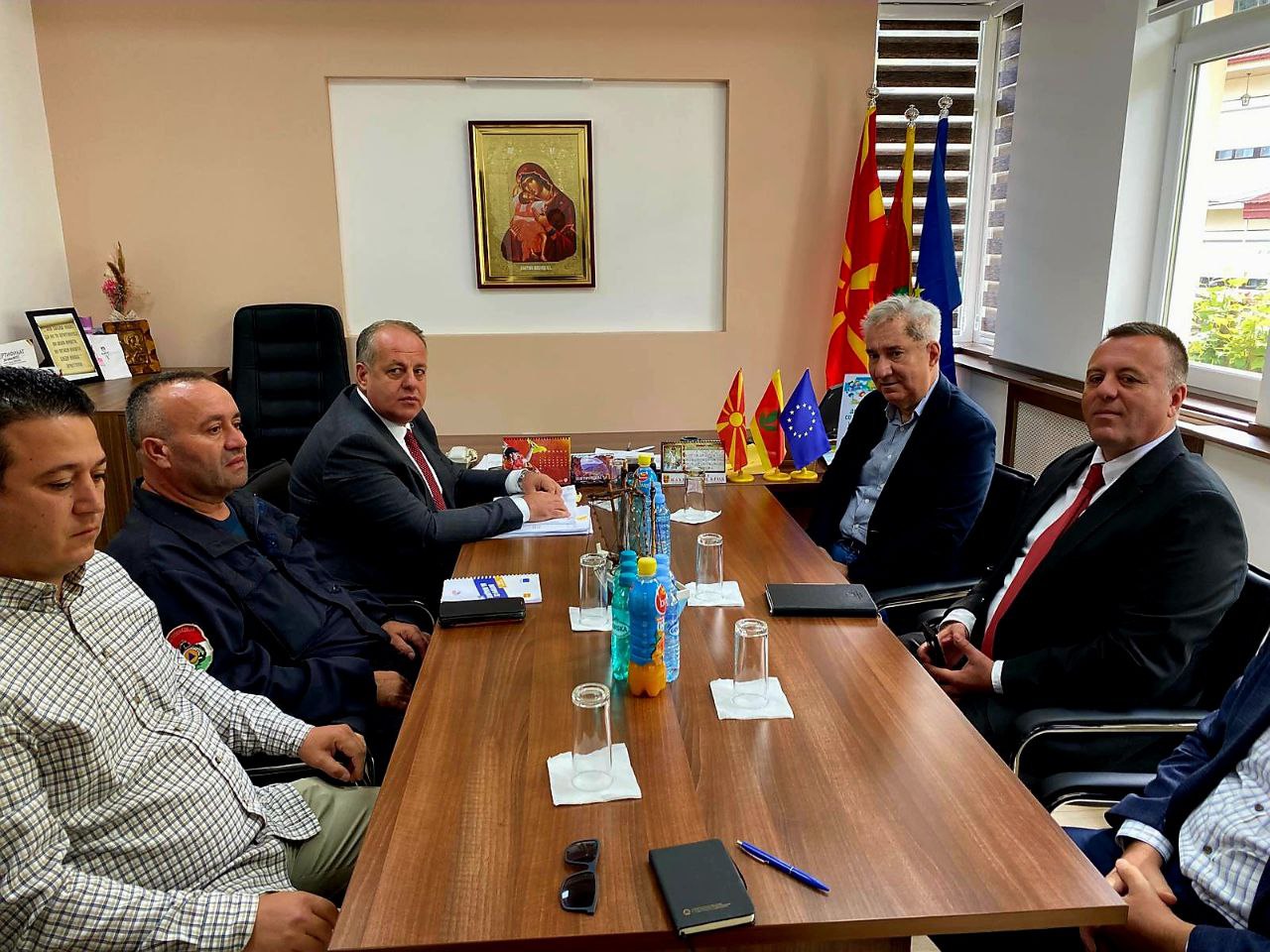 Заменик претседателот на Владата задолжен за политички систем Димовски во ЈП Јасен и Македонски Брод на работен состанок посветен на трансформација за системот за управување со кризи