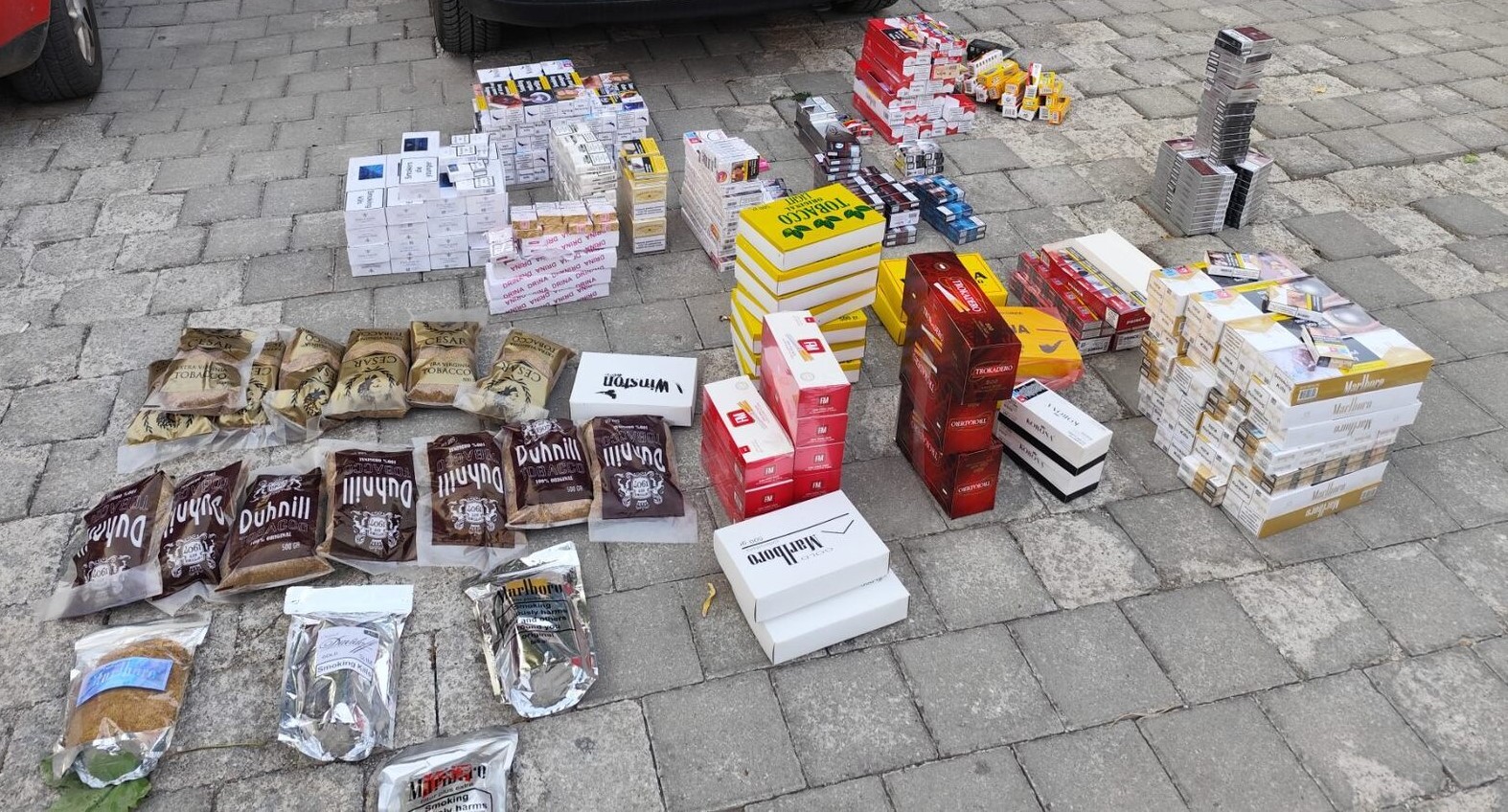 Запленета поголема количина цигари без бандероли и дробен тутун во Тетовo, лишени од слобода две лица         