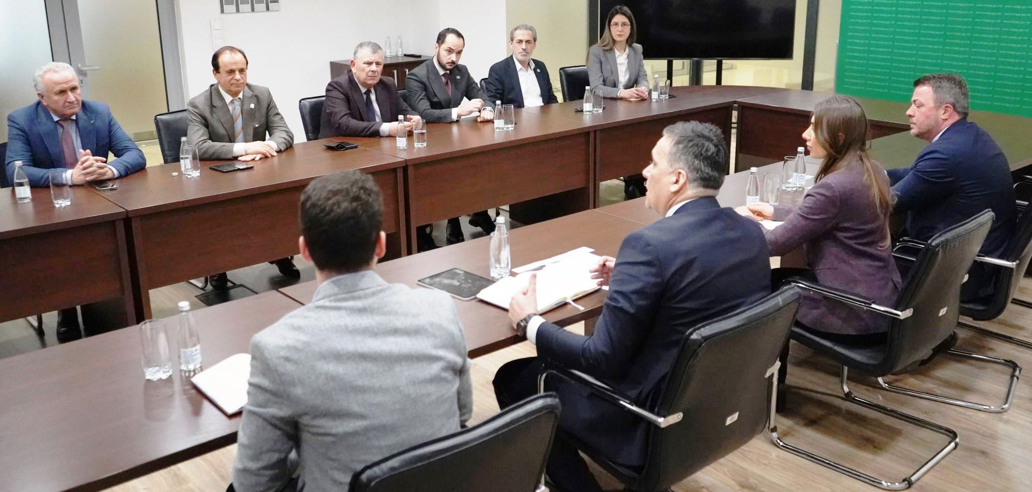 Животната средина и бизнисот на една маса: Хоџа се сретна со делегација од СКСЗМ