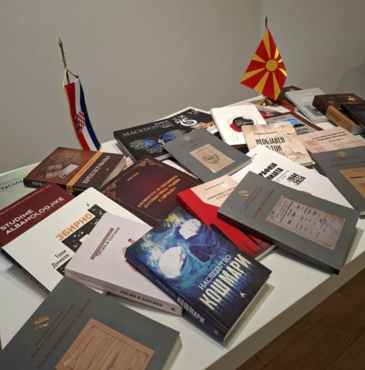 Значајна донација на книги од Универзитетската библиотека „Св. Климент Охридски“ – Скопје за македонскиот КИЦ во Загреб